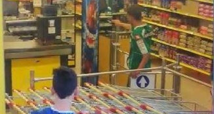 El joven se presentó en el supermercado con un arma de juguete. Vía: LVA