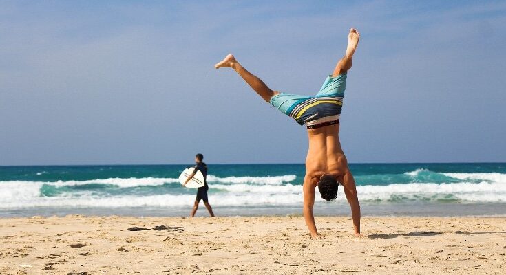 Hombre haciendo ejercicio en la playa