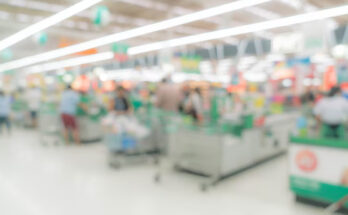 Hasta qué hora está abierta la tienda de alimentos más cercana