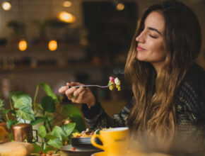Mujer comiendo en un restaurante