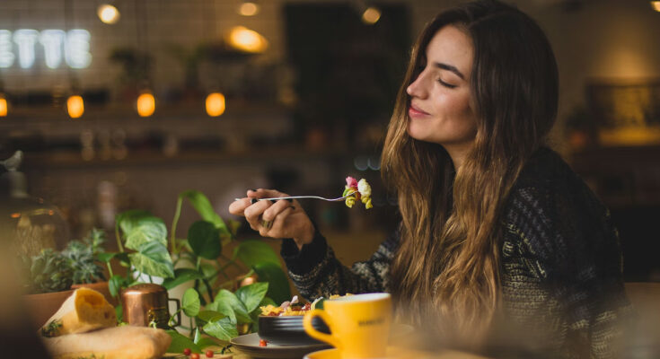 Mujer comiendo en un restaurante