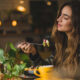 Mujer comiendo en un restaurante